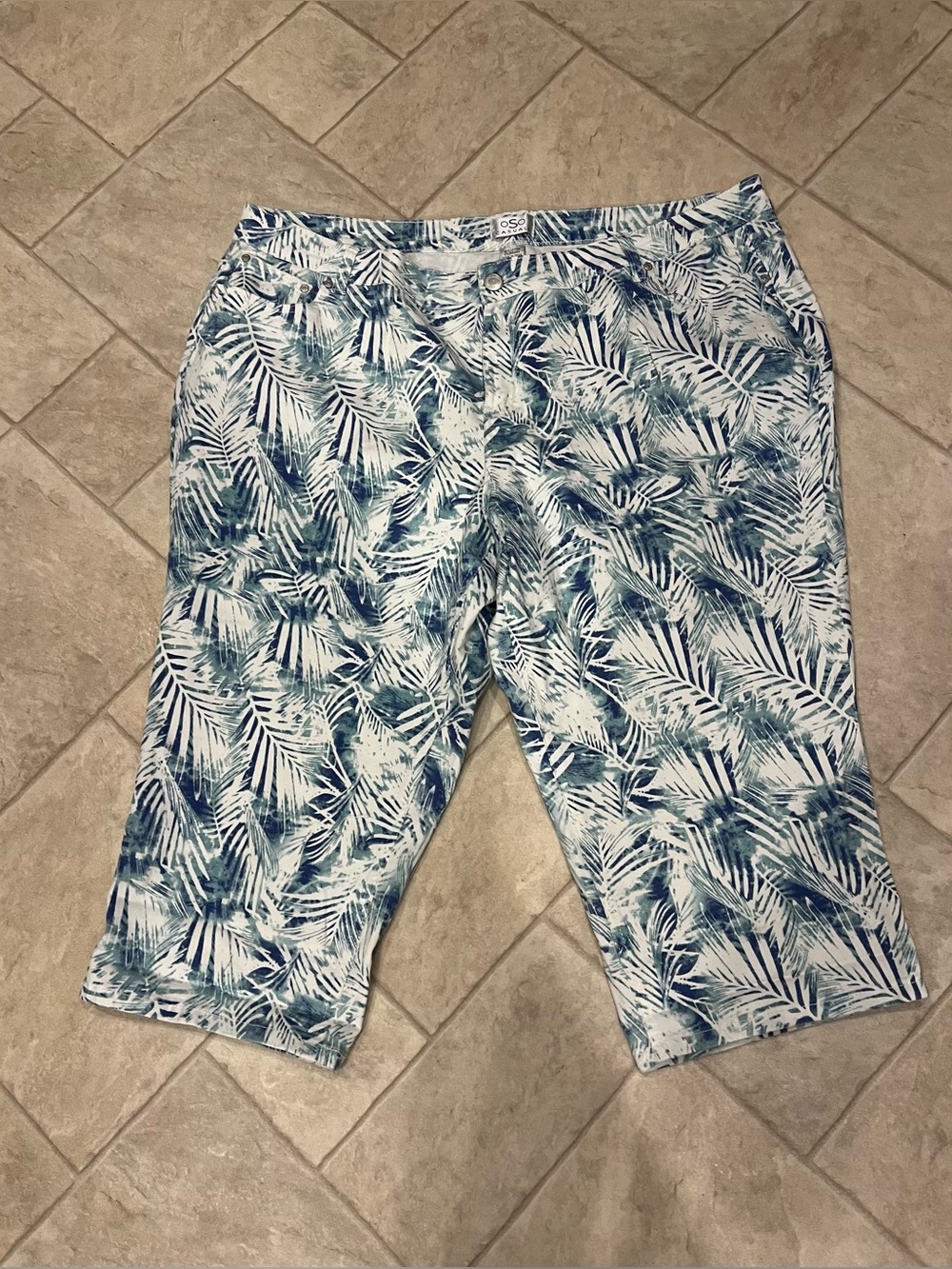 OSO Casuals size 24w blue/white leaf print capri pants. Excellent condition